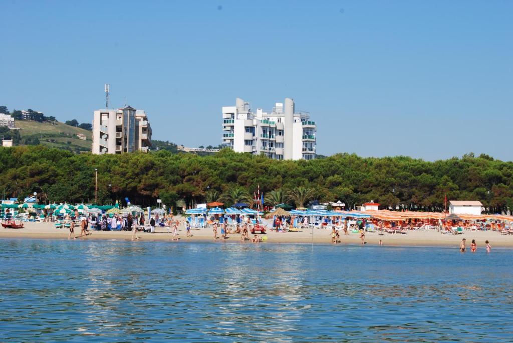Hotel Meripol Alba Adriatica Exterior foto