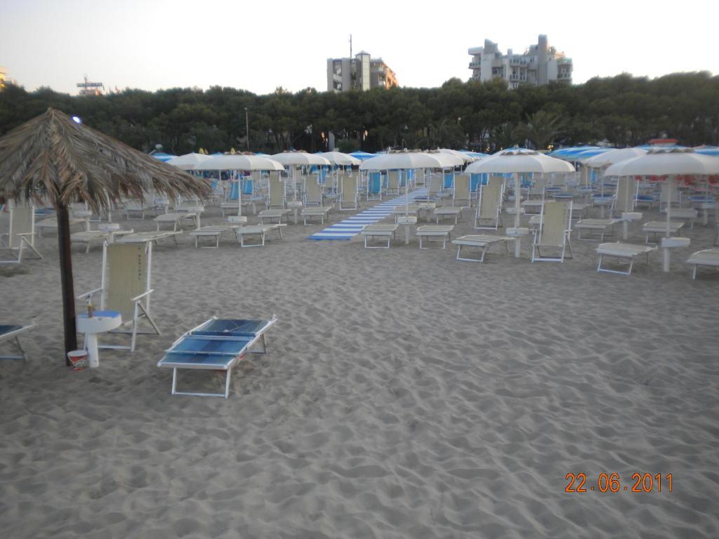 Hotel Meripol Alba Adriatica Exterior foto