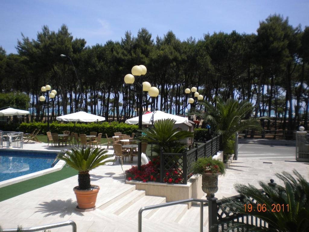 Hotel Meripol Alba Adriatica Exterior foto