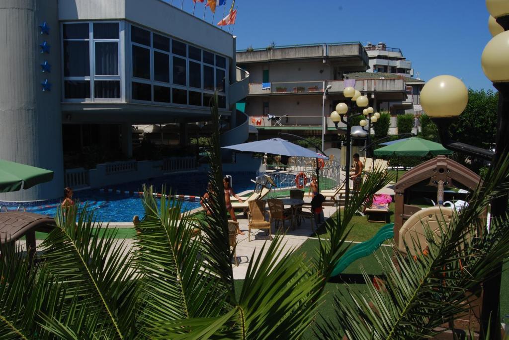 Hotel Meripol Alba Adriatica Exterior foto