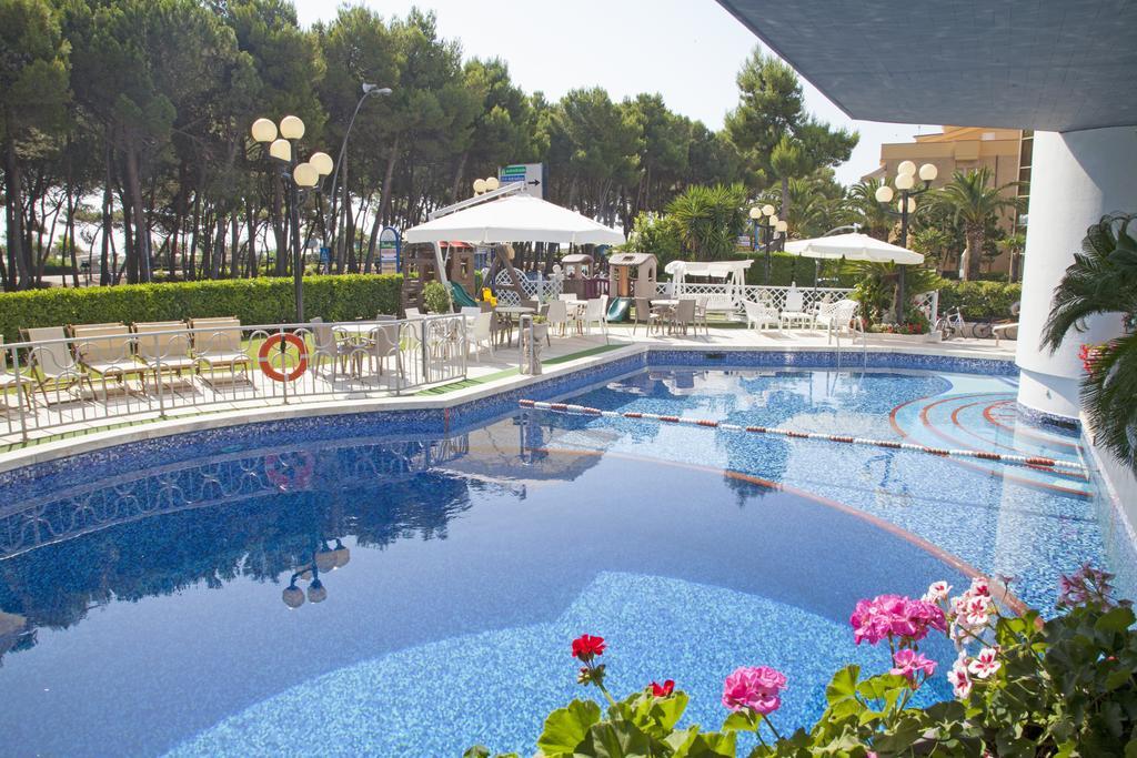 Hotel Meripol Alba Adriatica Exterior foto