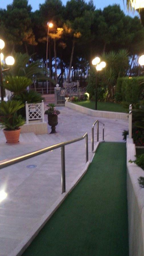 Hotel Meripol Alba Adriatica Exterior foto